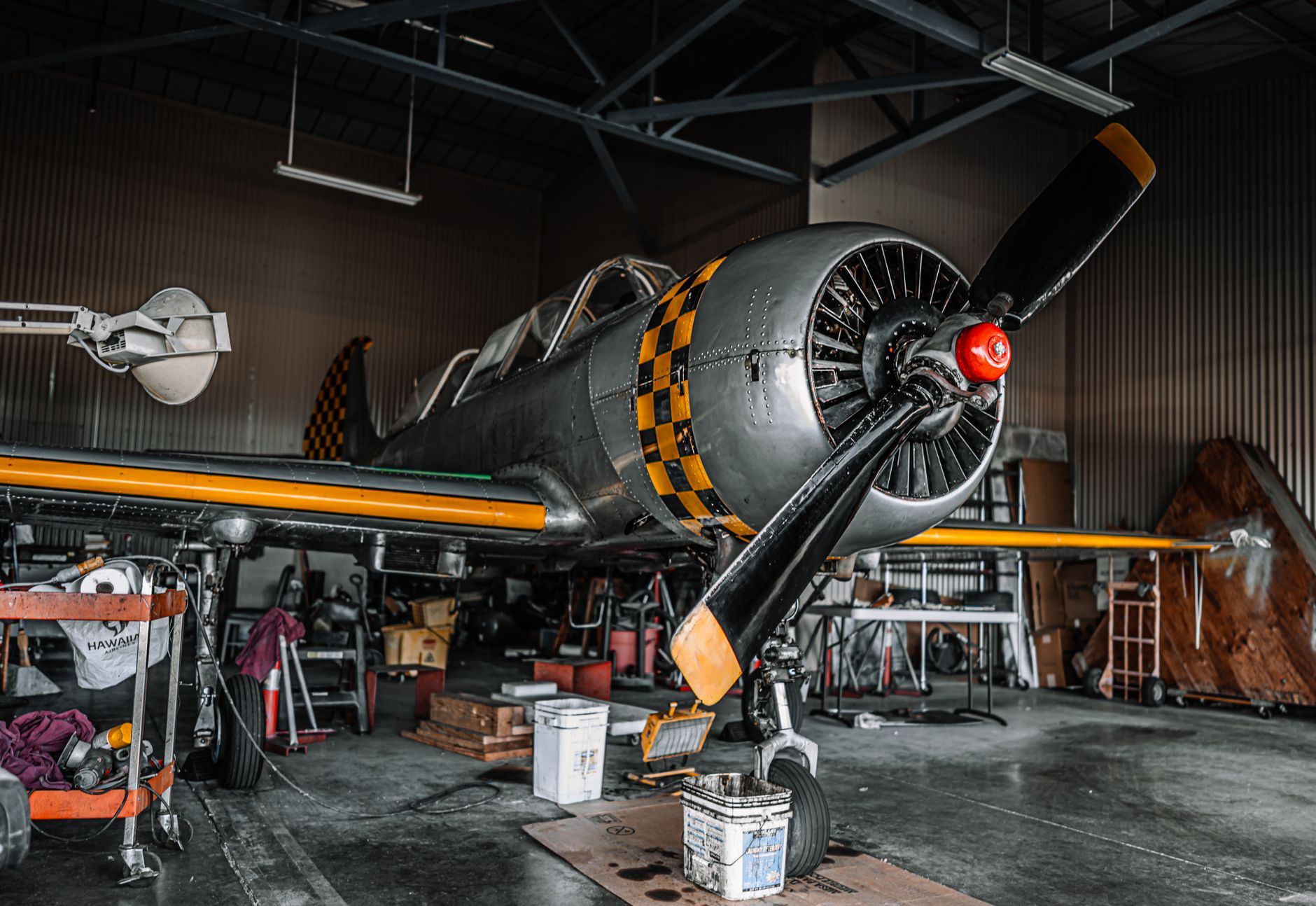 Aéronef léger stationné dans un hangar