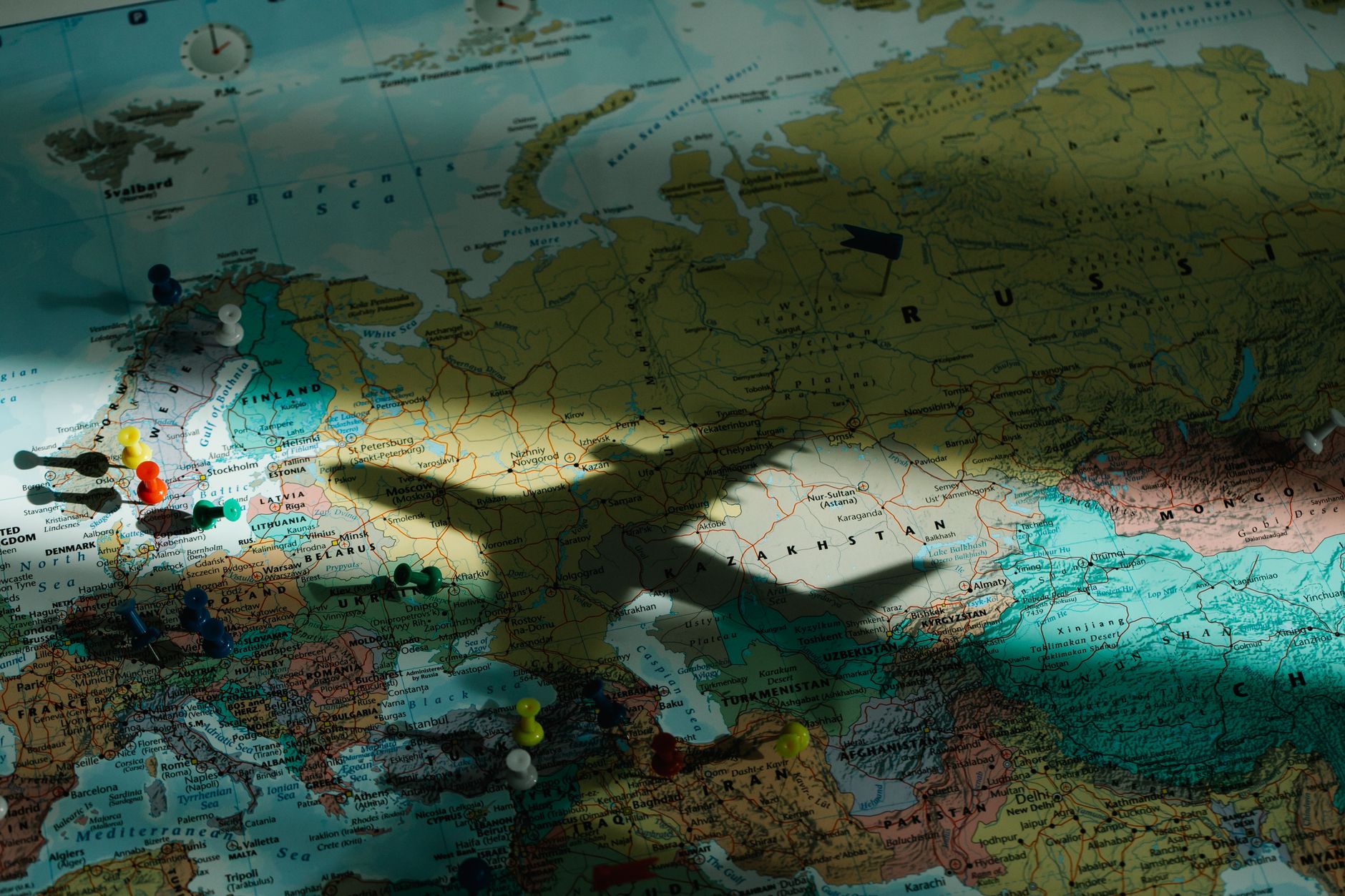 Carte de navigation et silhouette d’un avion