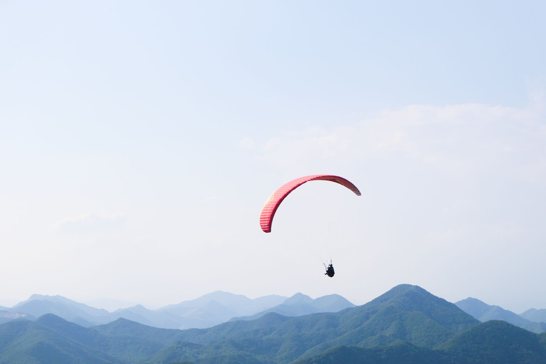 Parapente en vol au-dessus d’un paysage