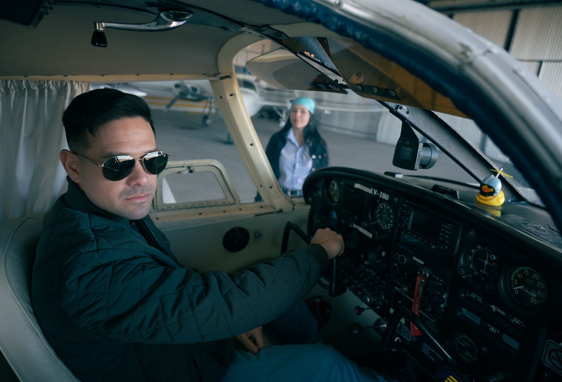 Pilote préparant un aéronef léger avant le vol