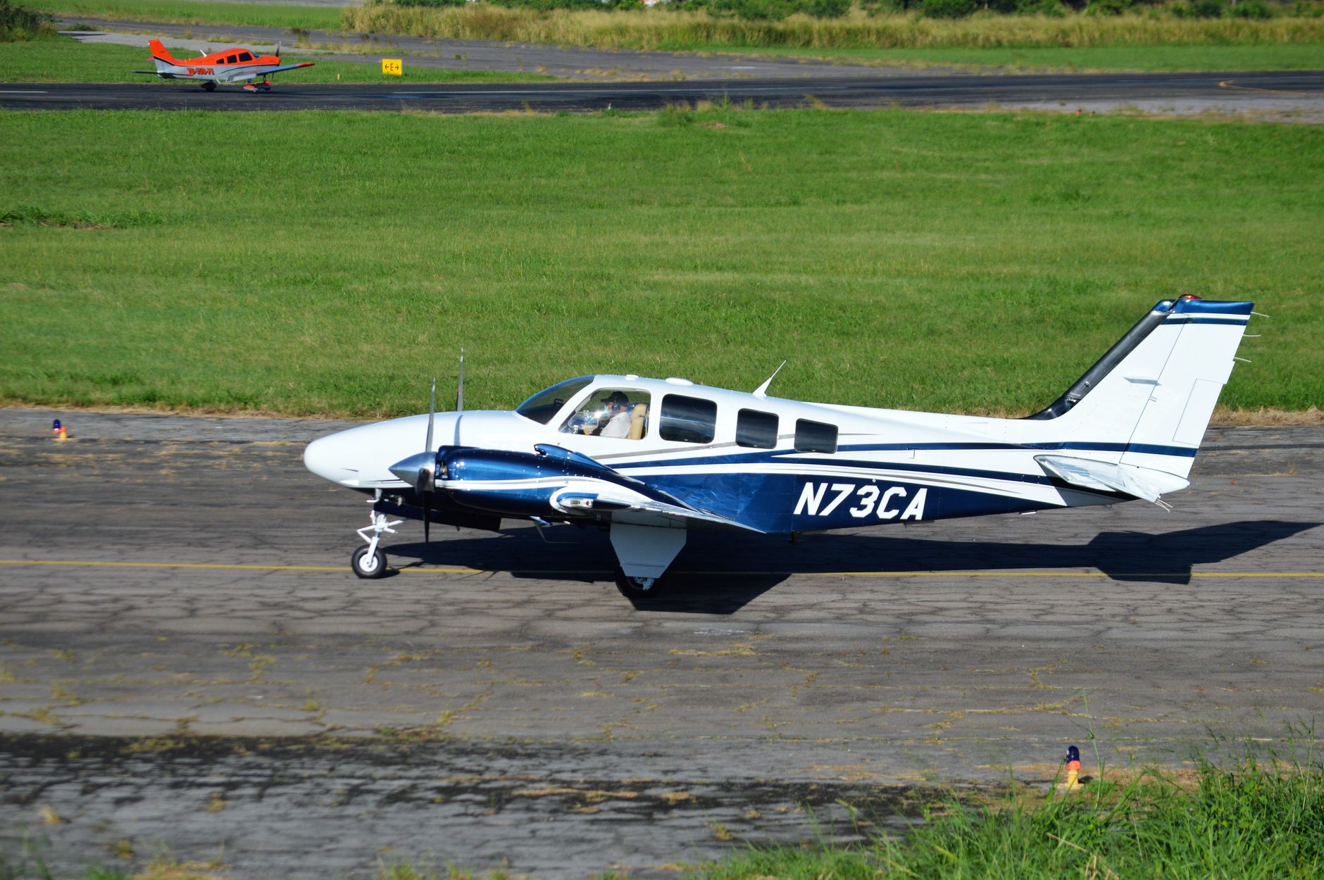 Avion léger circulant sur une piste en herbe