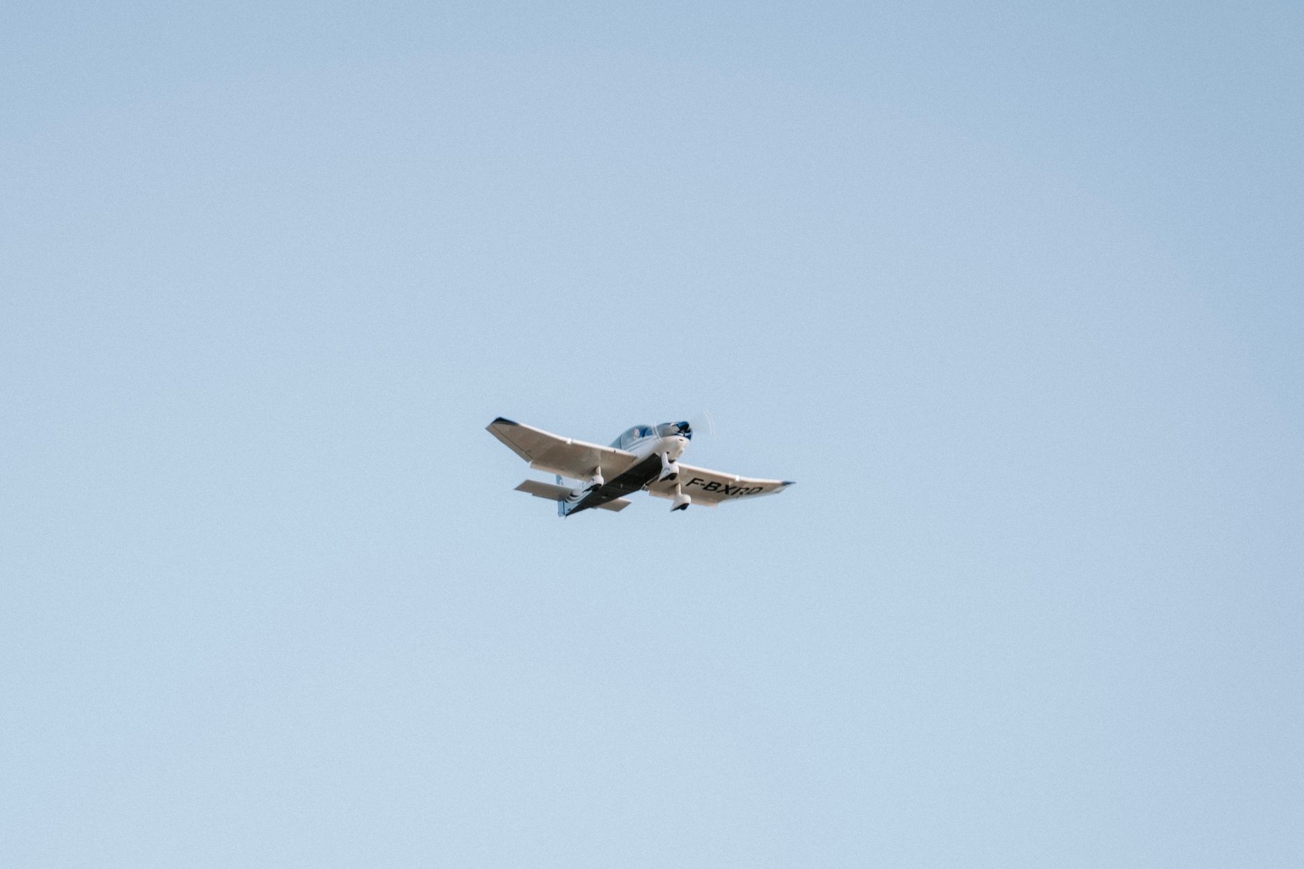Aéronef léger évoluant dans un ciel clair